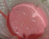 Foto langkah ke 2 dari resep Smoothies Banana Strawberry.