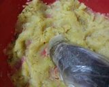 Foto langkah ke 3 dari resep Perkedel kentang kornet.