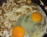 รูปขั้นตอนการทำที่ 3 ของ เห็ดยานางิผัดไข่ (Stir-Fried Yanagi Mushrooms with Eggs)