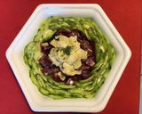 Une image de l'étape 8 de Salade fleur au concombre betteraves rouges et artichauts sauce citron.