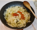Foto del paso 2 de la receta: Dados de pollo encebollados