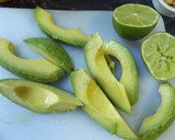 Foto del paso 1 de la receta: Tartar de bonito con aguacate y sésamo tostado