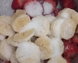 Foto del paso 3 de la receta: Licuado de banana y frutilla con leche 🍌🍓