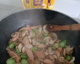 Foto langkah ke 3 dari resep Tumis Jamur Sosis Kecap.