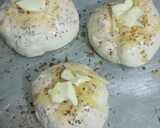 Foto del paso 5 de la receta: Pancitos rellenos de queso, con orégano y ají molido