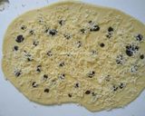 Foto langkah ke 3 dari resep Roti manis gulung isi keju kismis.