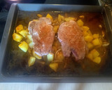 Foto del paso 4 de la receta: Chuletas aguja de cerdo al horno con patatas