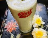 A picture of step 3 of Matcha banana honey smoothie.