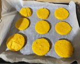 Foto del passaggio 4 della ricetta Medaglioni di polenta ai funghi 🍄🇺🇦☮️🏳️‍🌈🙏🇹🇷🇸🇾