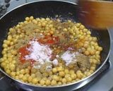 आलू टिक्की छोले चाट (Aloo Tikki Chhole Chaat Recipe in Hindi) रेसिपी चरण 6 फोटो