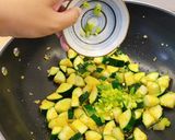 Foto langkah ke 4 dari resep Garlic Butter Zucchini.