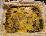 Foto del paso 4 de la receta: Hojaldre de champiñones, espinacas y cebolleta