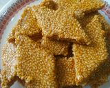 तिळाची कुरकुरीत चिक्की (tilachi chikki recipe in marathi) रेसिपी स्टेप 6 फोटो 