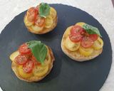 Foto del passaggio 9 della ricetta Friselle con marmellata di cipolle e pomodorini
