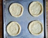 Foto langkah ke 5 dari resep Mini Pizza.