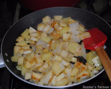 A picture of step 2 of Parsnip soup with potatoes.