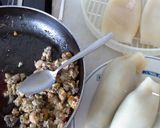 Foto del paso 4 de la receta Calamares rellenos de jamón, gambas y champiñones