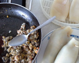 Foto del paso 4 de la receta: Calamares rellenos de jamón, gambas y champiñones