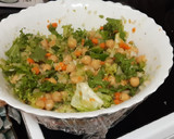 Foto del paso 4 de la receta: Ensalada de garbanzos aromatizada con albahaca