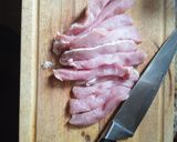 Foto del paso 1 de la receta: Carne con papas, cebolla y muzarella al horno
