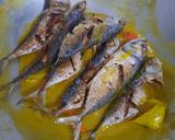 Foto langkah ke 4 dari resep Pesmol Ikan Kembung Bumbu Kuning.