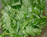 Foto langkah ke 5 dari resep Tumis kangkung sosis.