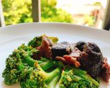 Hình bước làm 5 của món Bò xào súp lơ xanh và nấm