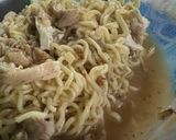 Foto langkah ke 5 dari resep Mie Rebus Ayam Bawang.