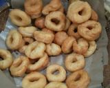 Foto langkah ke 4 dari resep Donat Sederhana.