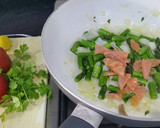 Foto del paso 6 de la receta: Ensalada tibia veraniega con espárragos y salmón para cena ligera