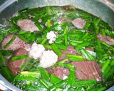 รูปขั้นตอนการทำที่ 3 ของ ต้มเลือดหมูกุยช่ายหมูสับตับหมู