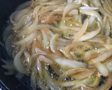 Foto del paso 2 de la receta: Hígado de cordero en refrito con piñones