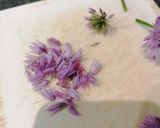 Une image de l'étape 2 de Beurre de fleurs de ciboulette.