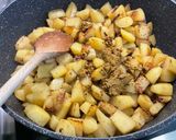 Une image de l'étape 8 de Pommes de terre sautées aux pickles, ail noir et persil.