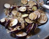 A picture of step 3 of Masaledar brinjal bhaji.