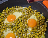 Foto del paso 7 de la receta: Guisantes con huevo y chorizo picante
