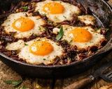 Foto del passaggio 8 della ricetta Uova sfiziose in padella con cipolla caramellata e crostini