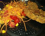 Foto del paso 4 de la receta: Escalope con ensalada de zanahoria, choclo y tomate cherry