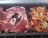 Foto del paso 3 de la receta: Chuletas a la plancha con guarnición 😍😍