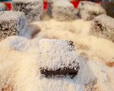 Foto del passaggio 4 della ricetta Lamingtons al profumo di Sardegna