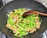 芹菜炒洋菇(簡單料理)的食譜步驟6照片