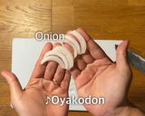 A picture of step 1 of Oyakodon.