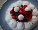 Une image de l'étape 4 de Pavlova aux fruits rouges.
