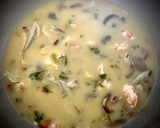 Foto del paso 4 de la receta: Tom yam kung —Sopa de langostinos con setas y leche de coco—