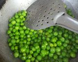 A picture of step 1 of Mater Paneer.