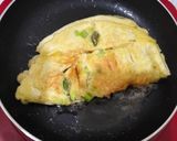 Foto langkah ke 3 dari resep Telur Dadar Kuah Santan Kuning.