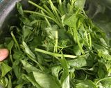Foto langkah ke 1 dari resep Sayur bening bayam bumbu kunci.