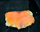 Foto del paso 3 de la receta: Canapés de salmón ahumado con queso de cabra