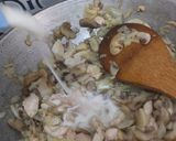 Foto langkah ke 3 dari resep Spaghetti Pollo Ai Funghi.