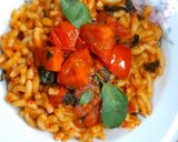 صورة لخطوة 3 من وصفة معكرونة بالطماطم🍅 والريحان